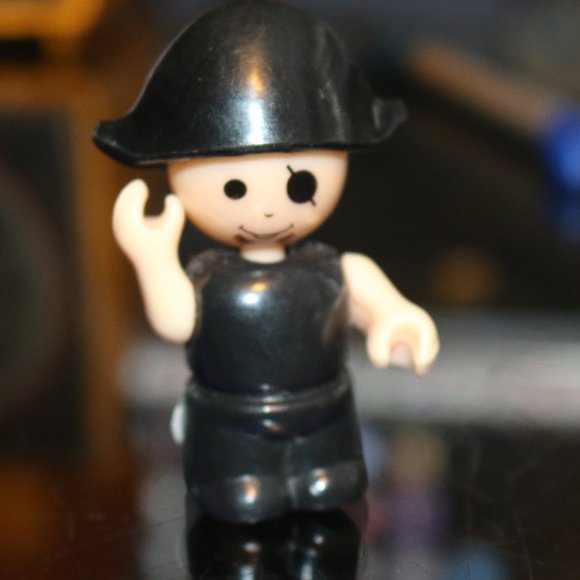 PIRATES - VINTAGE PLAYSKOOL LIL PLAYMATES FIGURE TOY BLACK CLOTHES CAPTAIN SHIP - Picture 1 of 1
